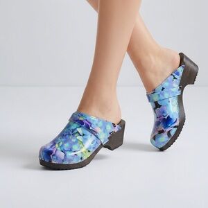 Cape‎ Clogs Womens Blue Hydrangea Floral Leather Swedish Wooden Clogs Shoes